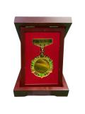 Yog'ochdan yasalgan, o'zgartiriladigan g'ilofda lentali oltin medal 3