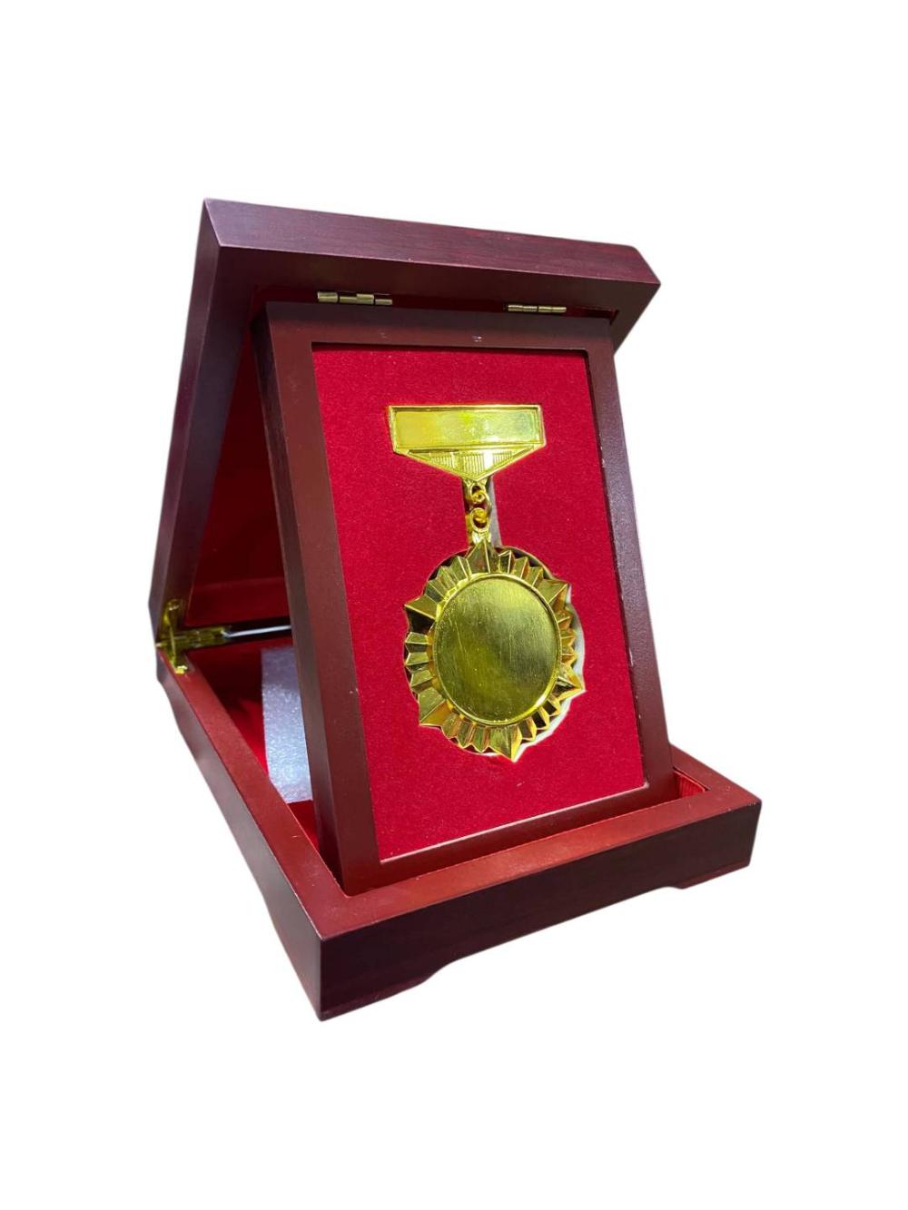 Yog'ochdan yasalgan, o'zgartiriladigan g'ilofda lentali oltin medal 1